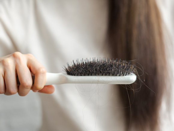 女性に増加中！抜け毛の原因はホルモンバランスの影響が大 つや髪ノート